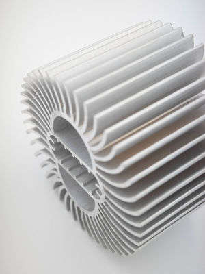 Disipador de calor de aluminio estable antioxidante de la protuberancia, perfiles de aluminio sacados automotrices