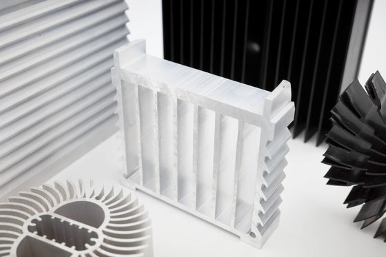 Disipador de calor de aluminio estable antioxidante de la protuberancia, perfiles de aluminio sacados automotrices
