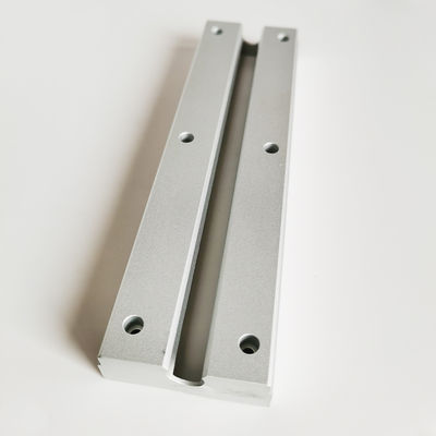 Puliendo con chorro de arena el CNC de aluminio las piezas que muelen platean el artículo anodizado