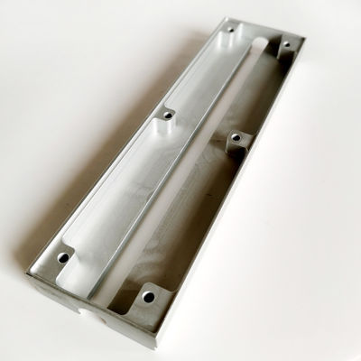 Puliendo con chorro de arena el CNC de aluminio las piezas que muelen platean el artículo anodizado