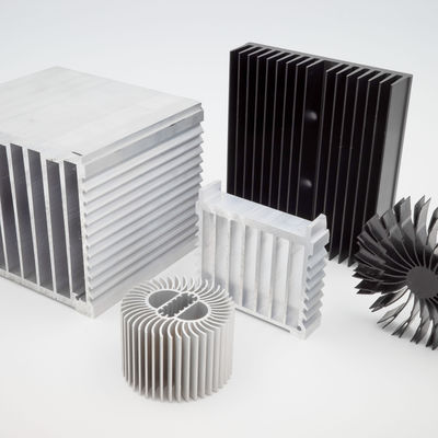 Disipador de calor de aluminio estable antioxidante de la protuberancia, perfiles de aluminio sacados automotrices